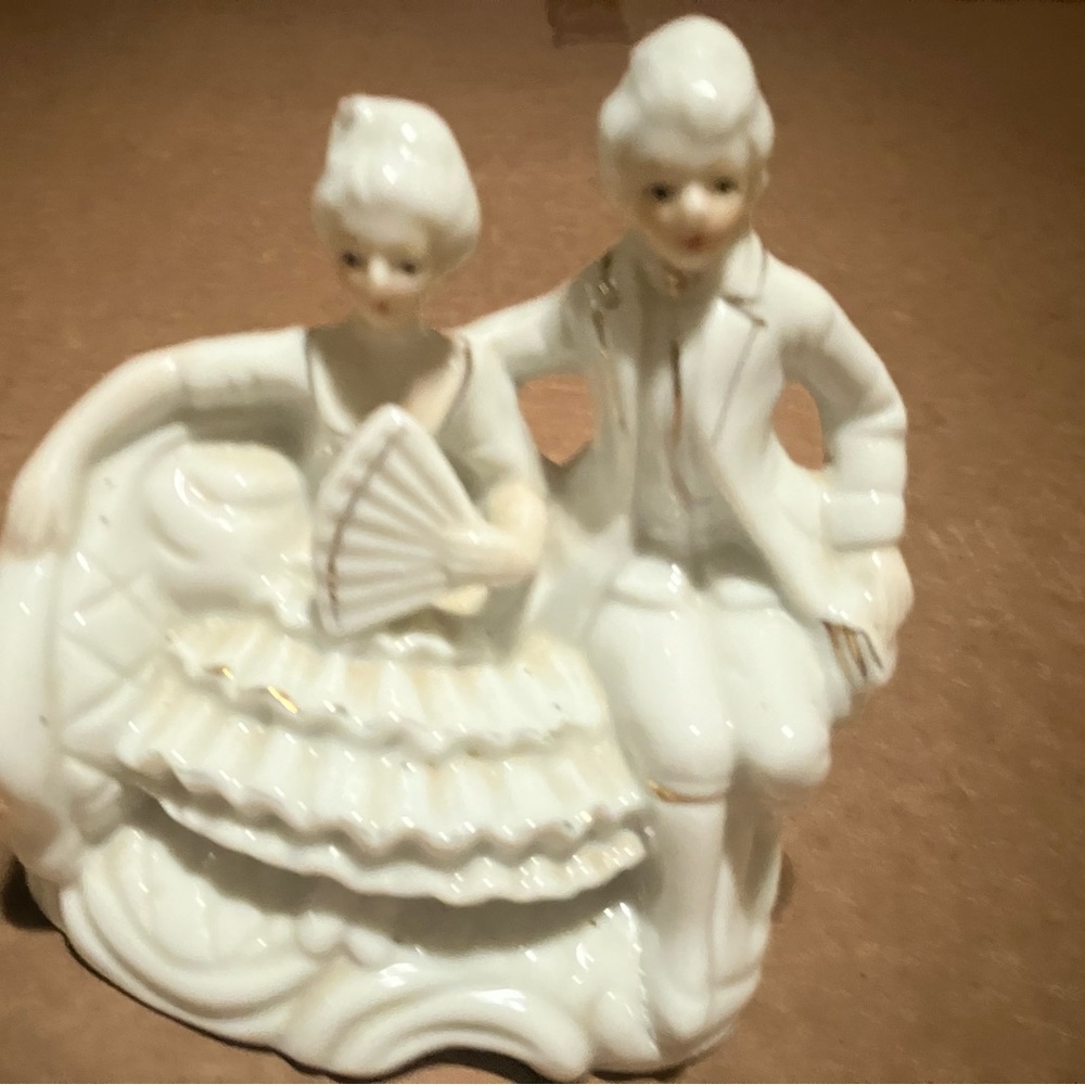 Figurine bibelot. Couple Louis XV